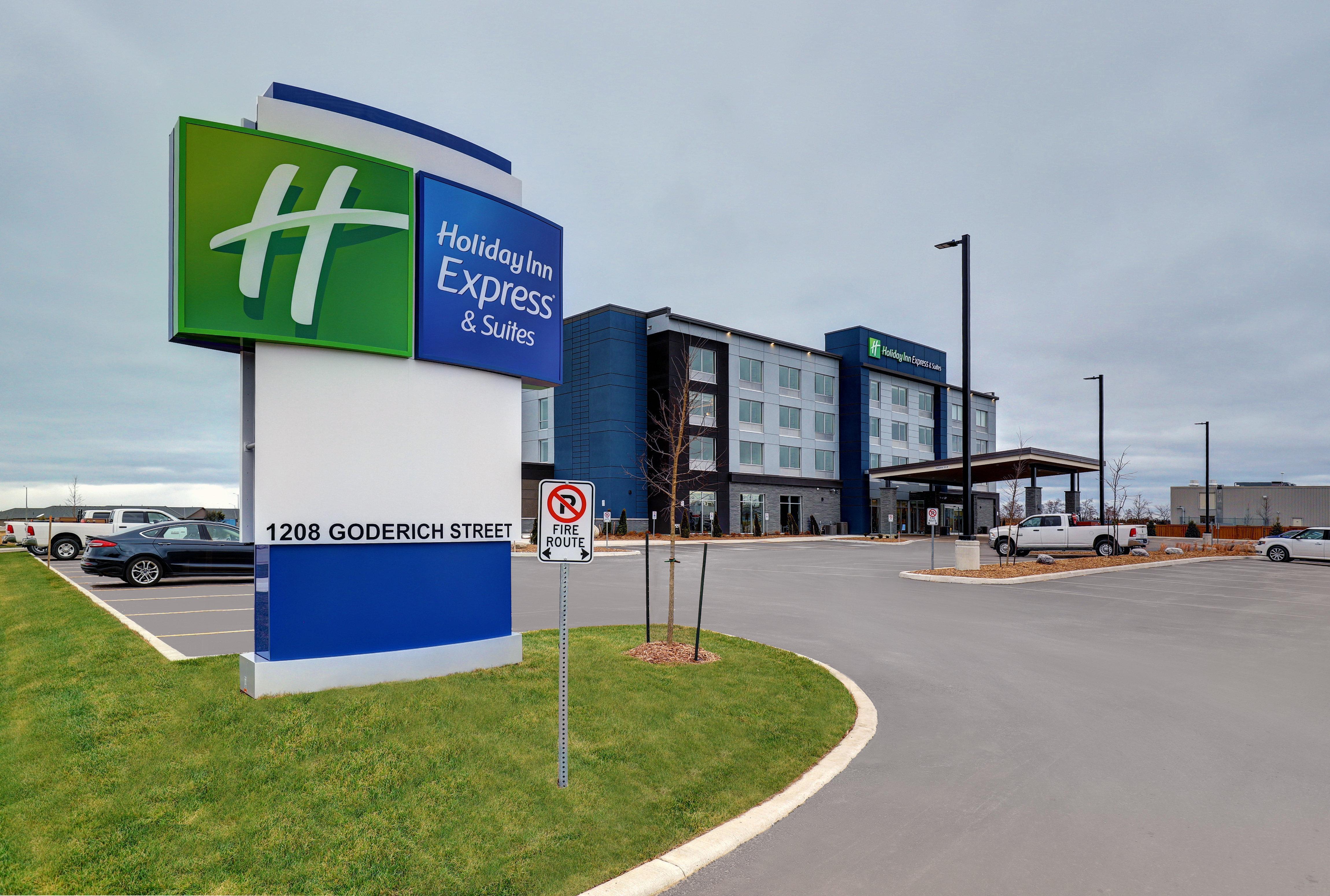 Holiday Inn Express & Suites - ポート・エルジン エクステリア 写真